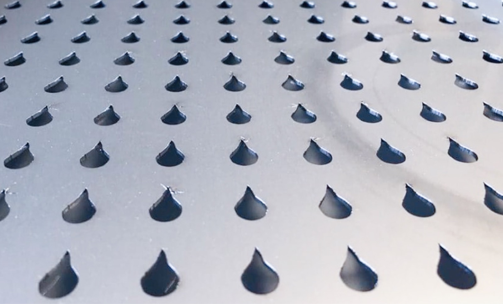 Tôle métallique découpée au laser, motif de gouttes