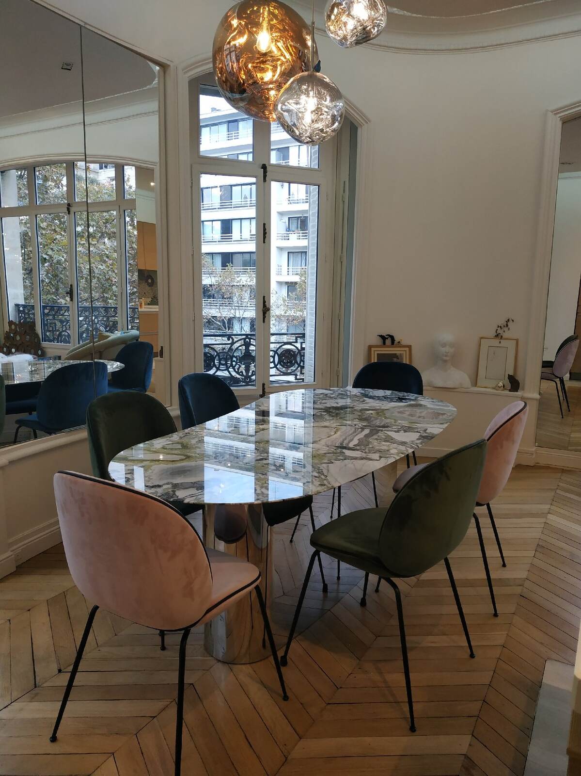 Table à plateau marbre et piètement métallique